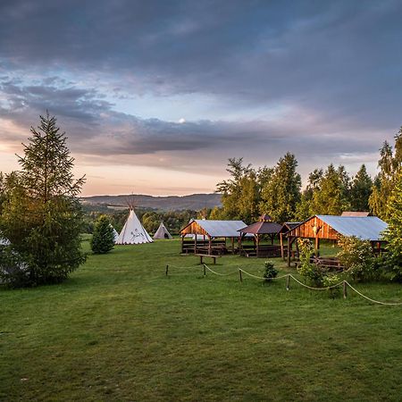 Готель Fort Wapiti Zalasowa Екстер'єр фото