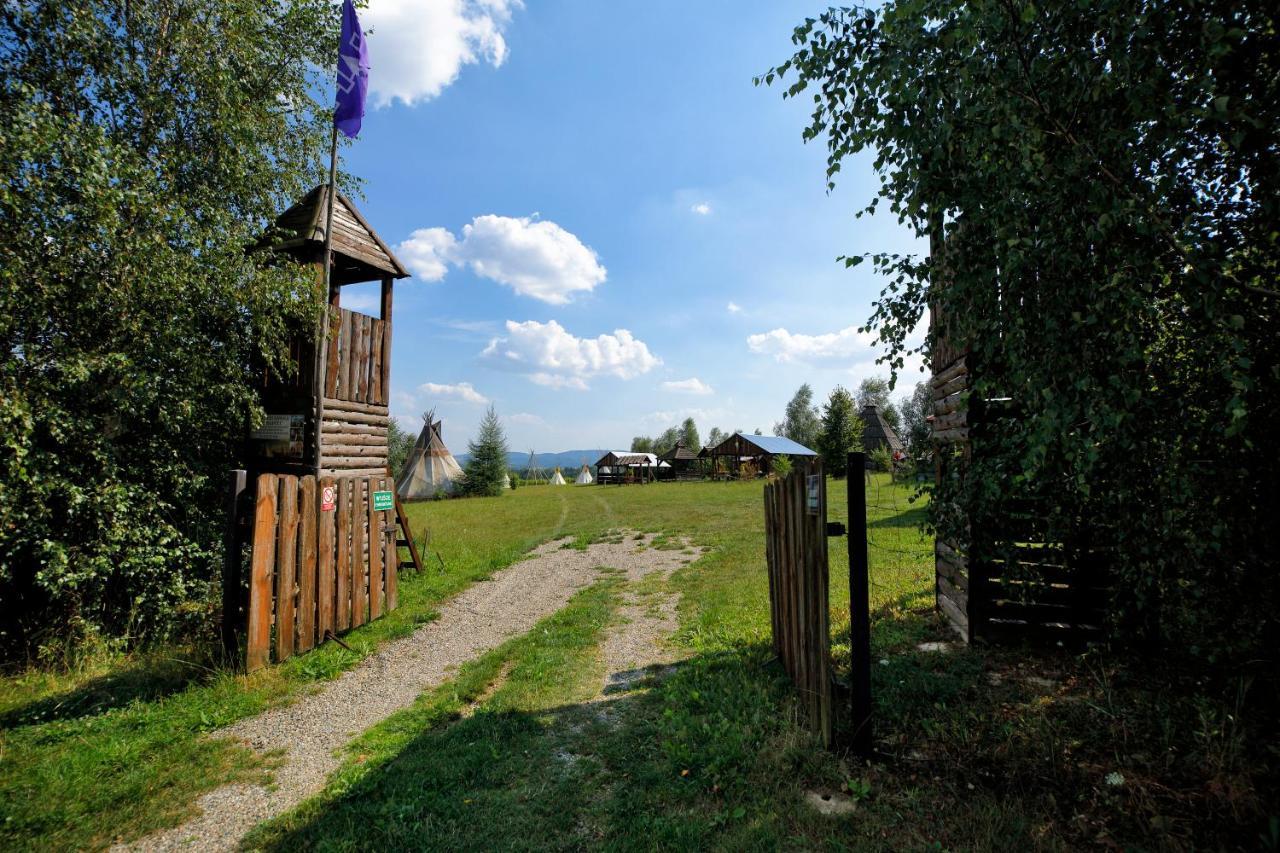 Готель Fort Wapiti Zalasowa Екстер'єр фото