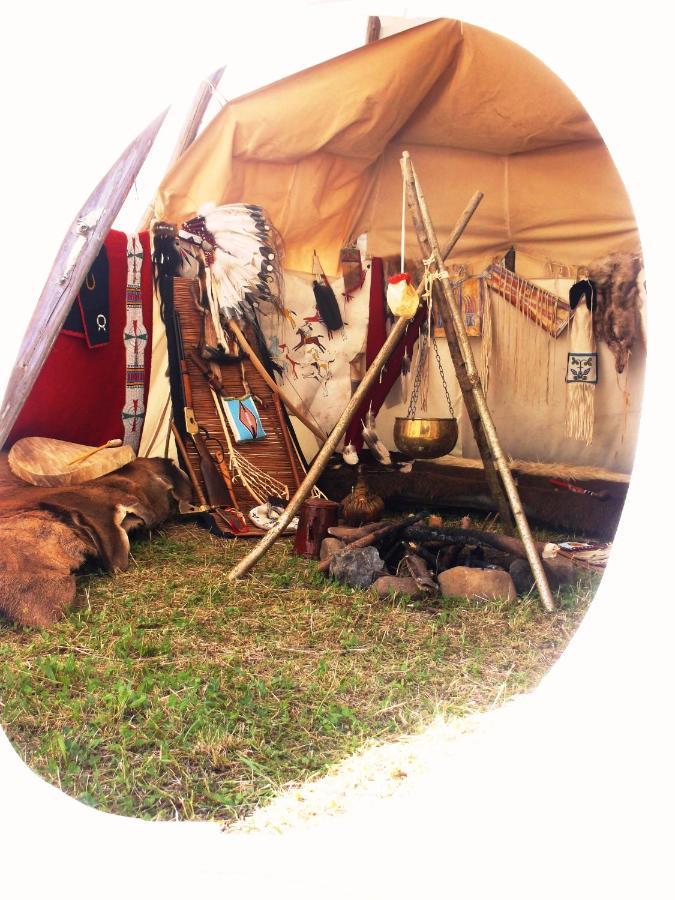 Готель Fort Wapiti Zalasowa Екстер'єр фото
