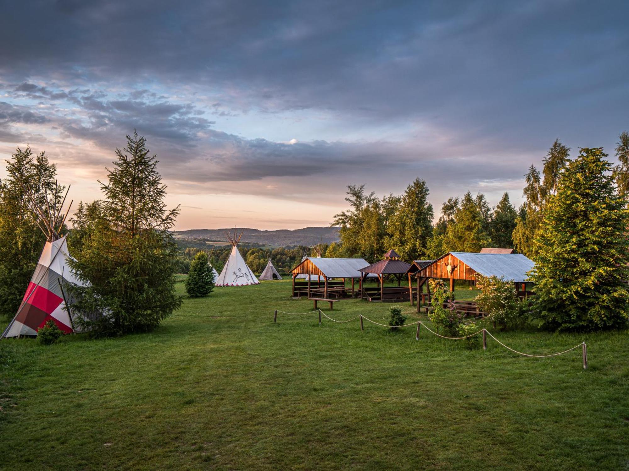 Готель Fort Wapiti Zalasowa Екстер'єр фото