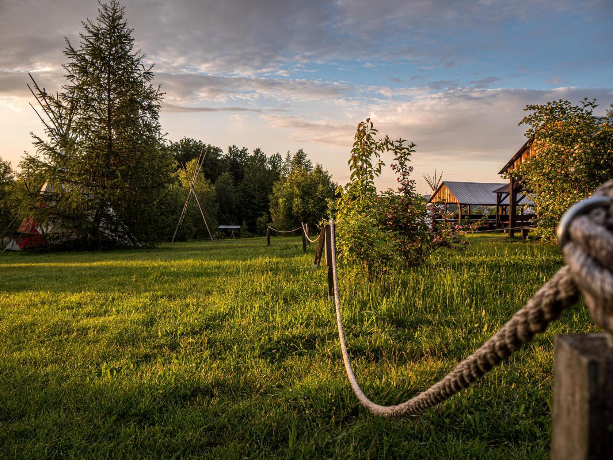 Готель Fort Wapiti Zalasowa Екстер'єр фото
